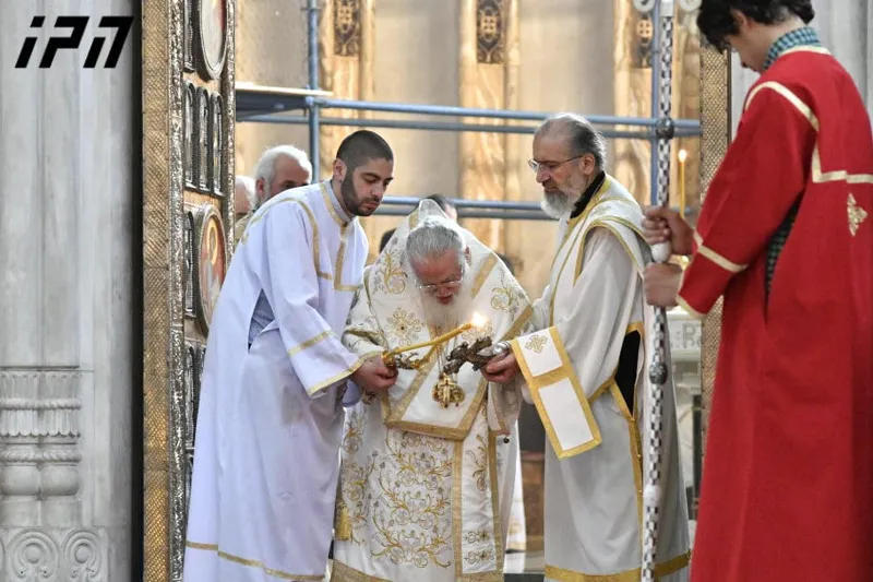 В связи с праздником Преображения Господня патриарх совершает службу в кафедральном соборе Троицы
